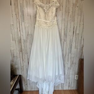 David's Bridal Ivory off the shoulder lace wedding dress